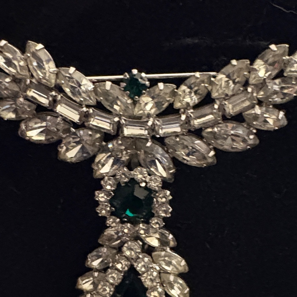 Source Unknown Silver And Emerald Brooch - image 3